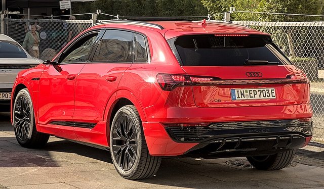 AUDI Q8 e-tron