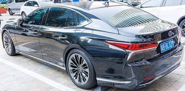LEXUS LS 2017-heden