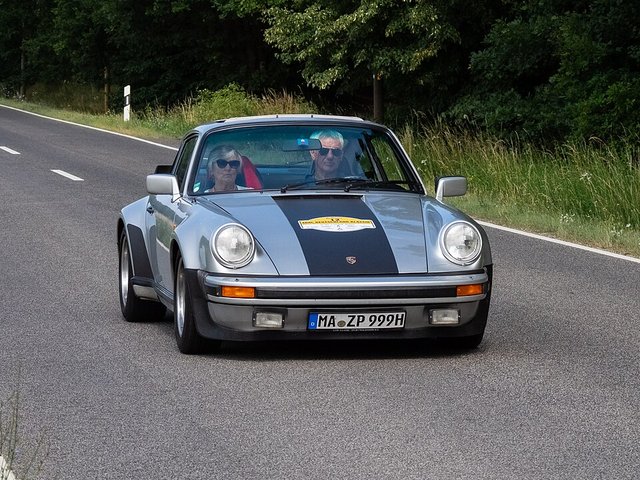PORSCHE 930