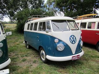 VOLKSWAGEN Kombi
